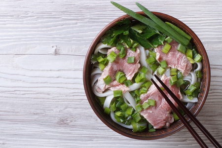 越南河粉博汤牛肉关闭。顶视图