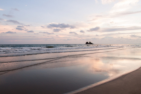 在美丽的夕阳的热带海滩