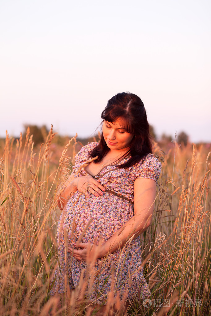 在外地举行肚皮美丽快乐年轻孕妇女孩