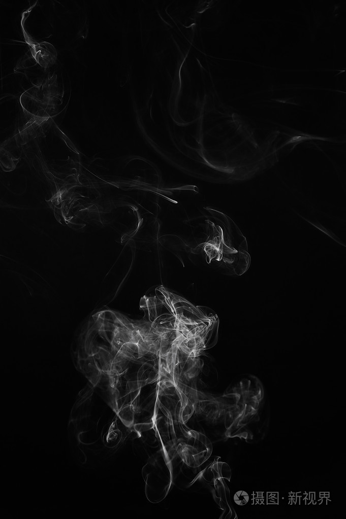 抽象的烟雾在黑色背景上移动