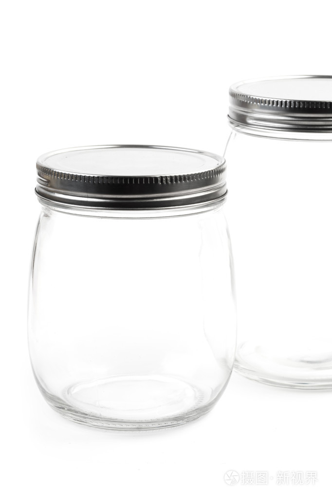 空的玻璃罐在白色背景