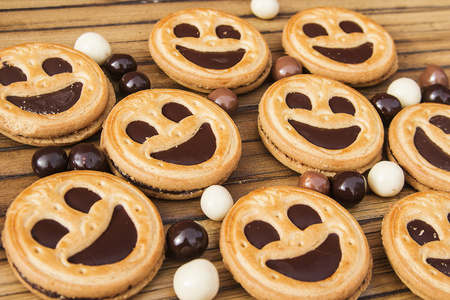 与巧克力球圆微笑巧克力饼干笑脸贴上一碗地注意到,便利贴举起的手