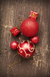 红色复古圣诞球和木制背景的礼物