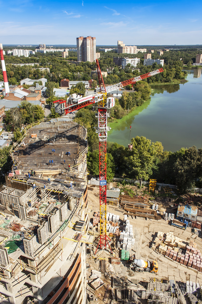 普希金诺,俄罗斯,在 2011 年 8 月 26 日.在河岸边的建筑工地.