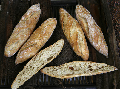 用传统的方法烤制的面包