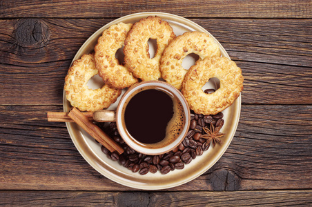 板的咖啡和饼干