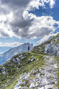 在 norkette 山，因斯布鲁克，奥地利的徒步旅行者