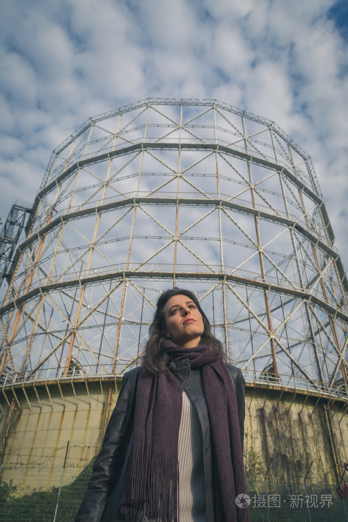 美丽的年轻黑妞煤气表前摆姿势