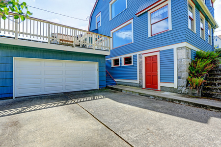 房屋外在它的甲板的车库.屋外照片