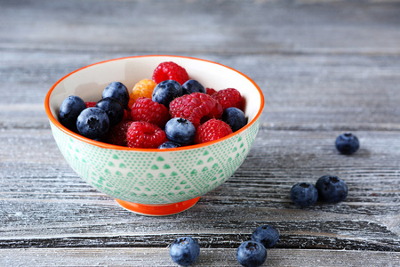 覆盆子和蓝莓在一个碗里