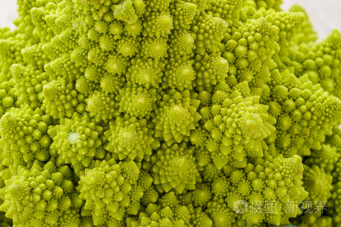 绿菜花在桌子上