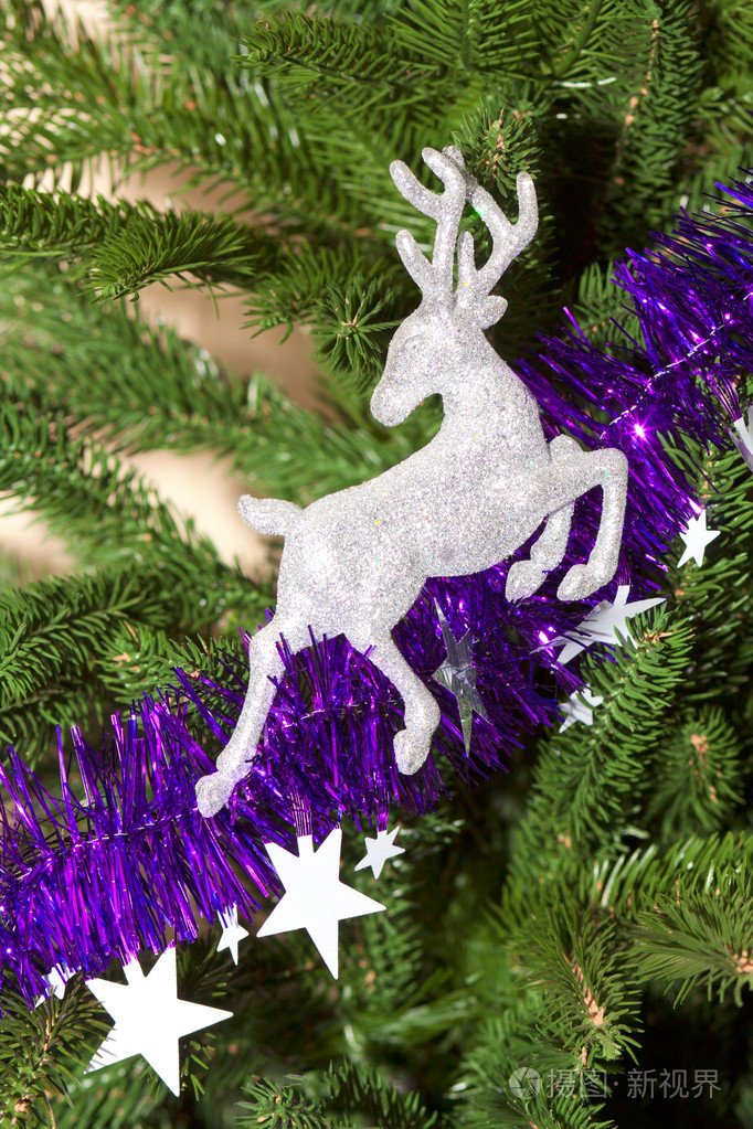 圣诞树上装饰着玩具鹿