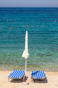 日光浴浴床和遮阳伞 克里特滩地中海海
