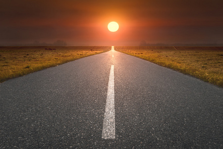 空路往日落时太阳照片