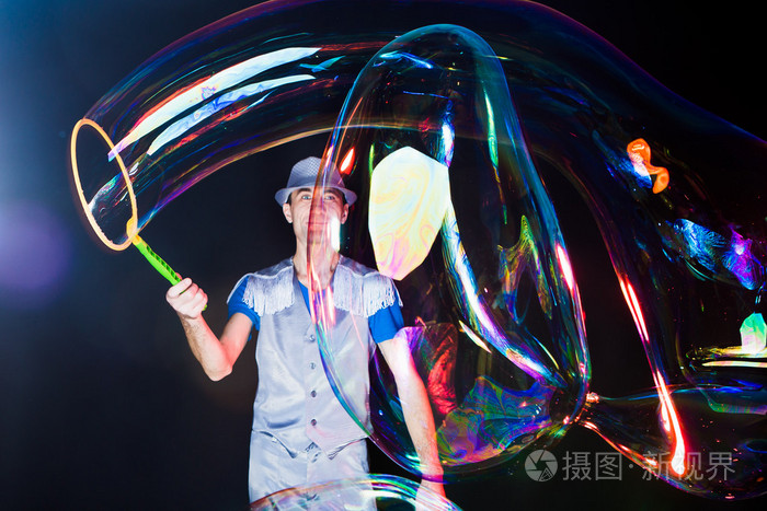 大肥皂泡的男人