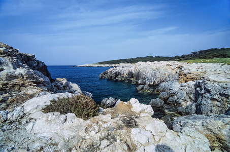 圣多米诺岛的岩石海岸