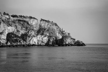 岩石海岸，与一座灯塔