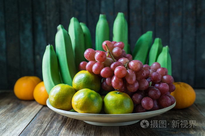 近摄镜头的几种木制的桌子上的水果