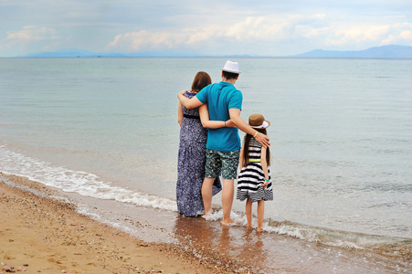 年轻的家庭，在海滩上玩耍的视图