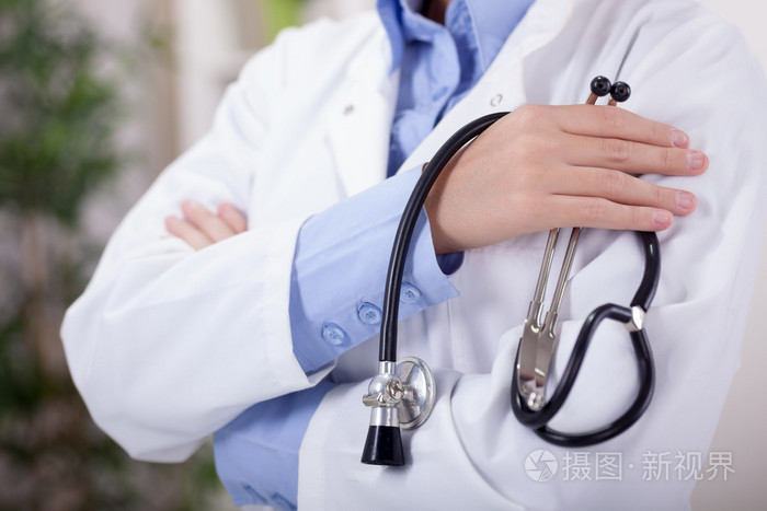 未知的年轻女医生拿着听诊器的肖像