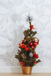 圣诞树和圣诞装饰品