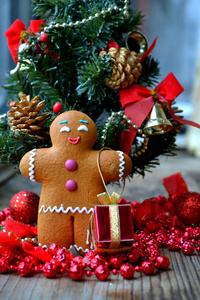 圣诞树和 cookie 人姜用面包做成的