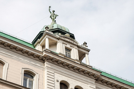 一个女人在一个房子在维也纳的雕像