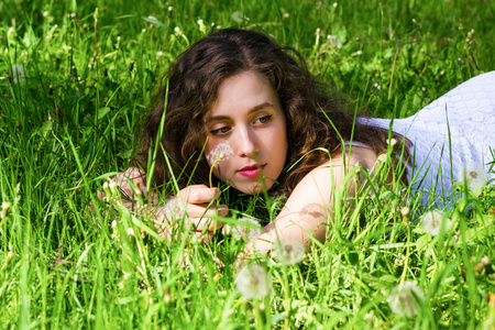 在草地上休息的女人