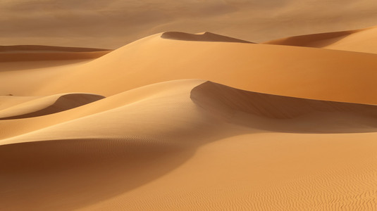 炎热沙漠中的沙丘。 地球上的全球气候变化。 沙漠领土的扩张。