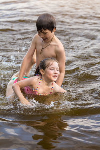 小男孩教他的小妹妹去游泳