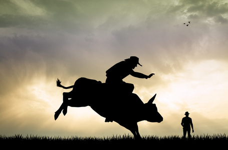 骑牛人骑马牛仔套索在澳大利亚一个乡村小镇的牛仔竞技