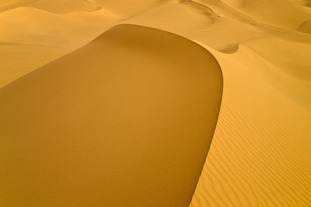 炎热沙漠中的沙丘。 地球上的全球气候变化。 沙漠领土的扩张。
