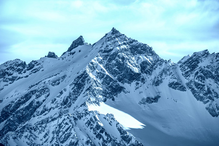 在云层中的蓝色雪山