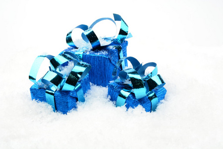 在雪上的三个蓝色圣诞礼物