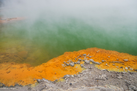 惊人的色彩的新西兰火山湖