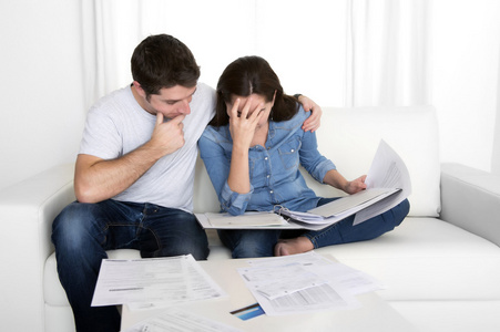 年轻夫妇担心在家中应力会计银行付款