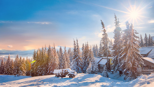 冬季景观的雪山图片