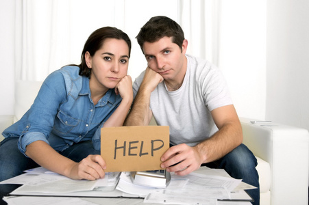 年轻夫妇担心在家中糟糕的财务状况应力