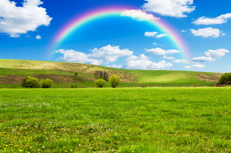 美好的领域与彩虹背景照片