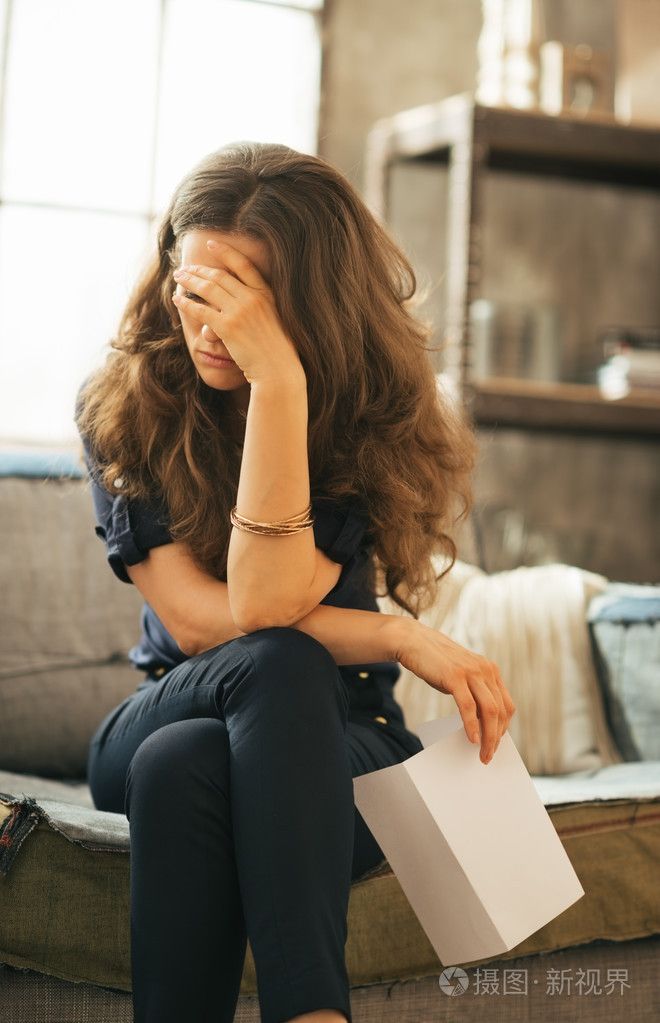 郁闷的年轻女人与信在阁楼公寓