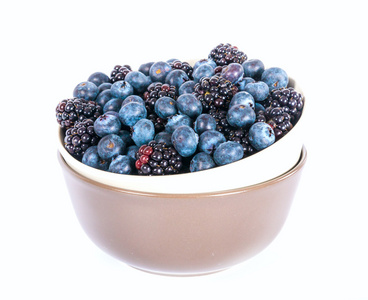 鲜甜的蓝莓和黑莓