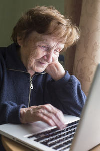 笔记本电脑上工作的老女人