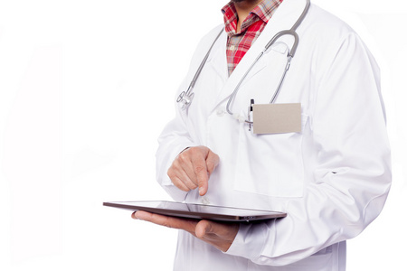 医生使用平板电脑，白色背景上孤立