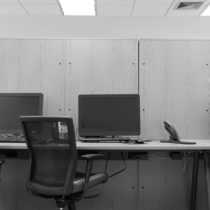 现代办公与工作台面上的计算机