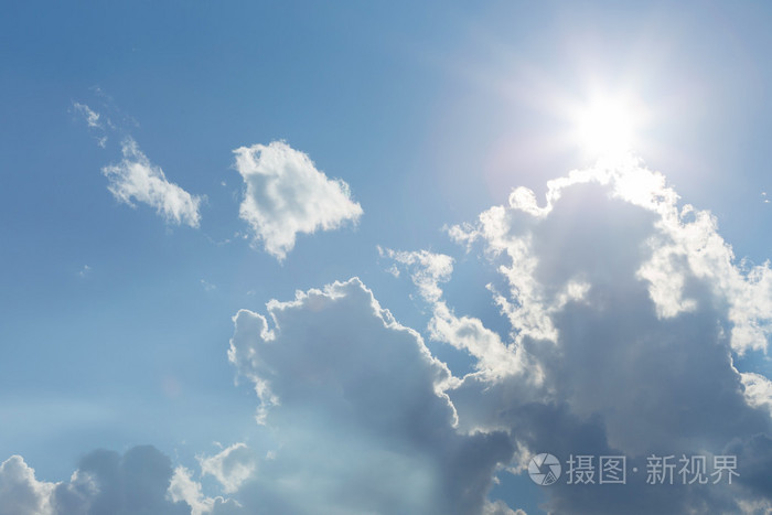 阳光在蔚蓝的天空与云的光线