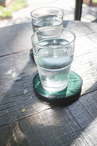 冷饮用水在木桌上的玻璃
