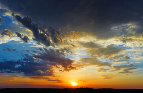 金色的夕阳的天空