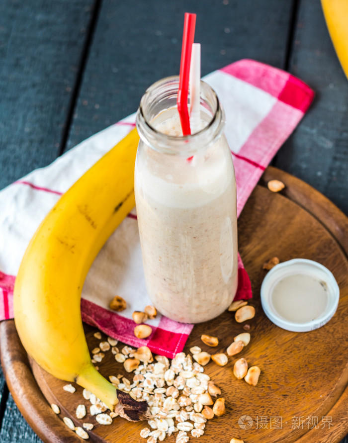 瓶子里的牛奶和麦片香蕉奶昔