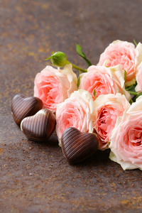 巧克力糖果和粉红玫瑰为情人节假期
