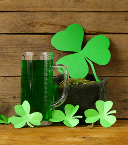 St Patrick 天绿色啤酒与三叶草
